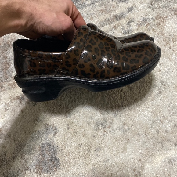 B.O.C born concept leopard print clogs womens shoes slip on brown and black 8 - Picture 3 of 5
